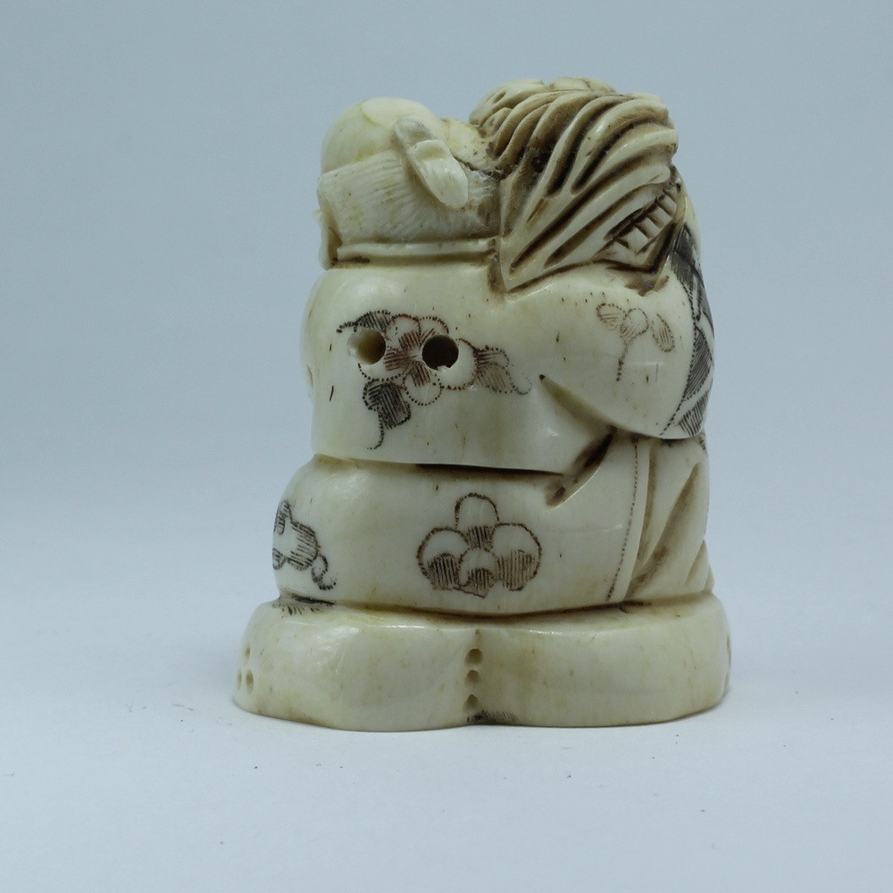 Нэцкэ Монах с корзиной рыбы