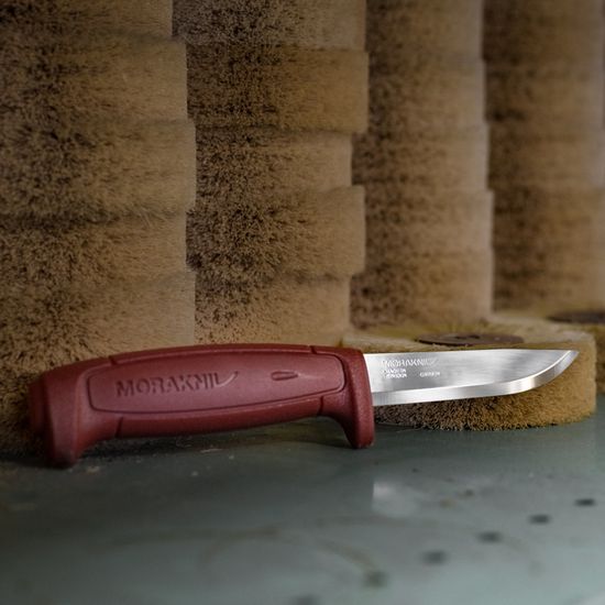 Нож Morakniv Basic 511 углеродистая сталь, пластиковая ручка (красная)