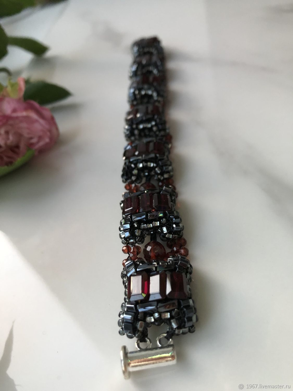 Браслет из бисера "Аделиса" ручной работы с камнем Гранат