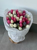 Букет из 35 тюльпана белого, розового цвета и незабудок - M