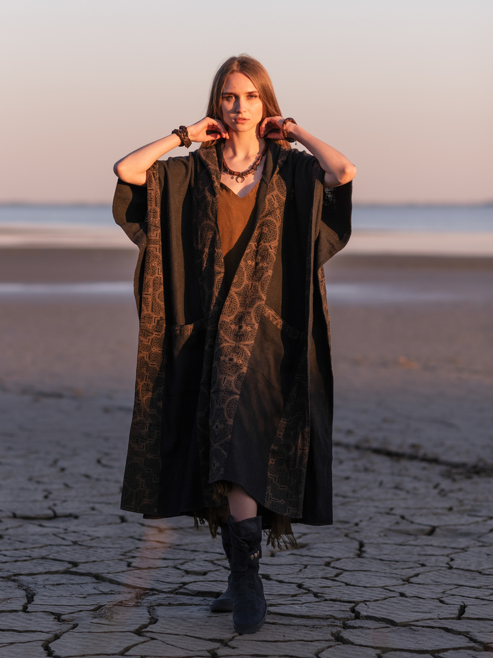 Накидка с капюшоном и орнаментом Аяуаска