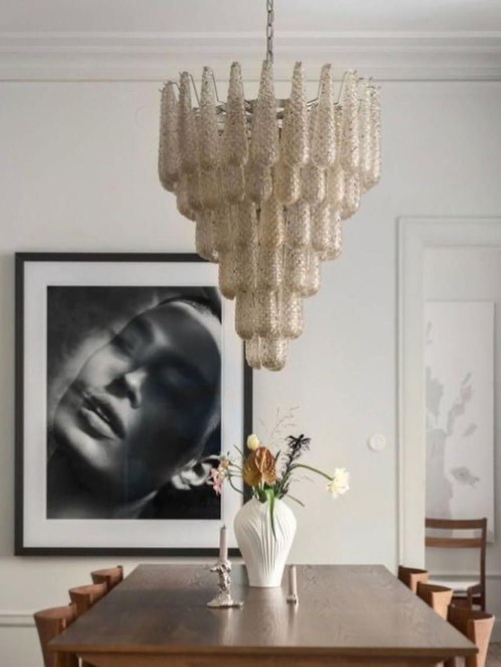 Эффектная люстра с каскадом фактурных стеклянных подвесок ✨