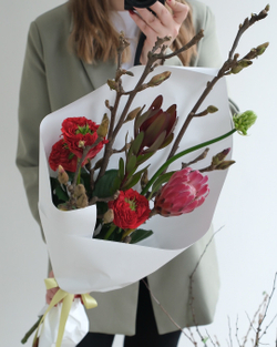 Букет с ветками магнолии, протеей и пионовидными розами Ред Монстр