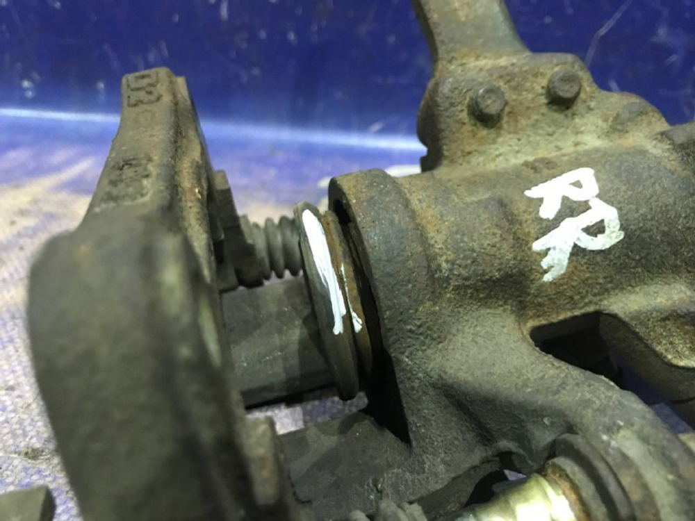 Суппорт тормозной задний правый Honda INTEGRA 2000