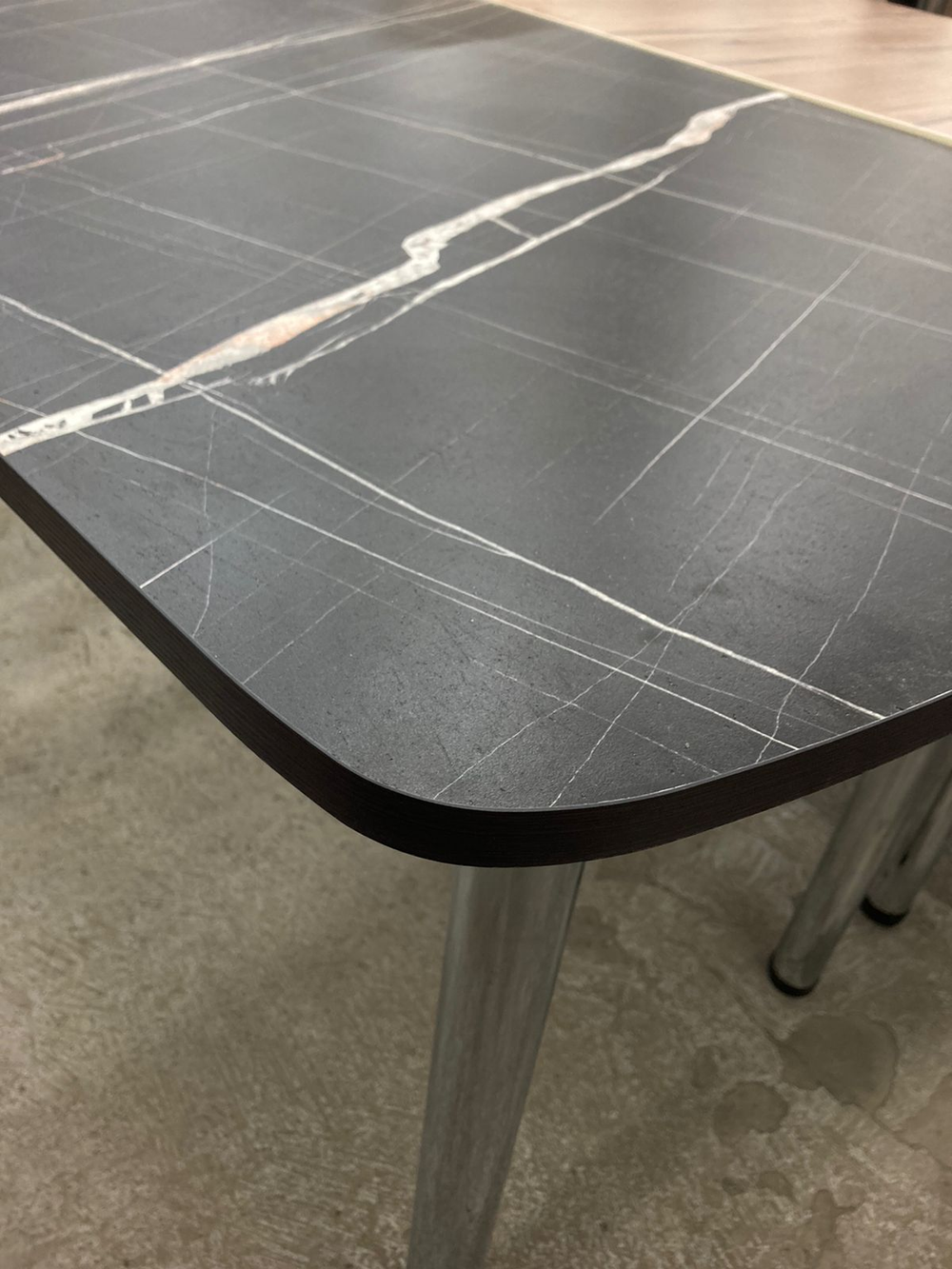 Стол неразд Пластиковый подстолье прямое хром Царг.пояс венге Ст-ца черный тунис (венге)