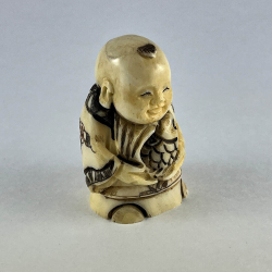 Статуэтка нэцкэ Мальчик с рыбой