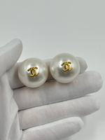 «Жемчужные» клипсы Chanel с лого