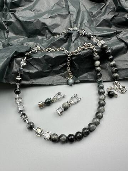 Колье асимметричное с кошачим глазом и кубиками Swarovski, оттенок серебро