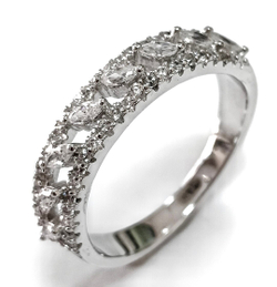 Ювелирное кольцо из серебра с фианитами