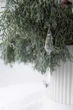 Хвойная композиция с белым декором