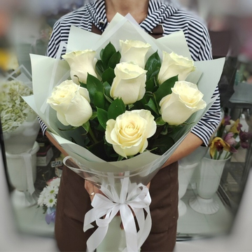 Букет из 7 белых роз сорта "Мондиаль"