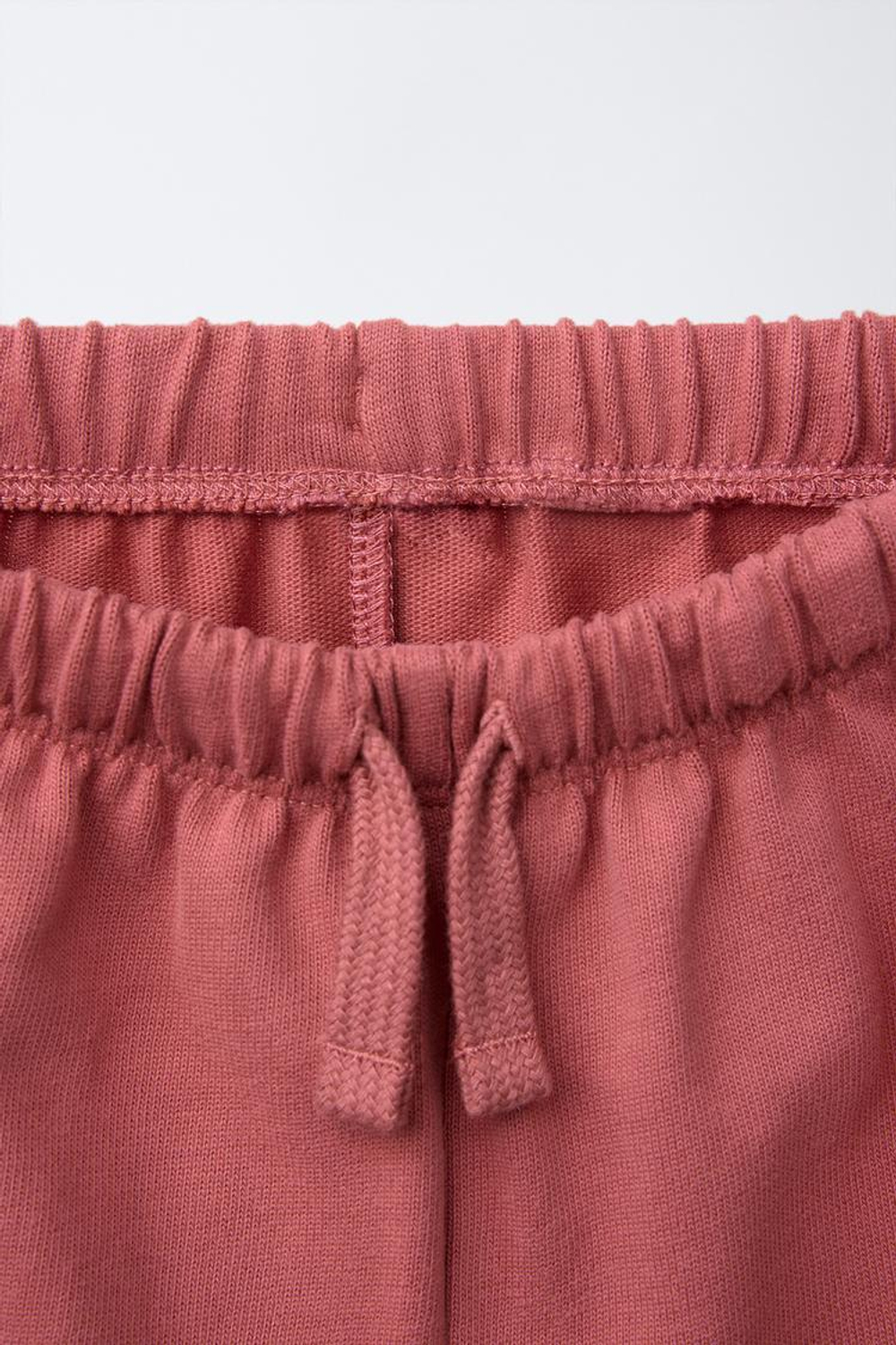 ZARA ШОРТЫ-БЕРМУДЫ ИЗ МЯГКОЙ ТКАНИ С НАШИВКОЙ «БУКВА», КРАСНОВАТЫЙ