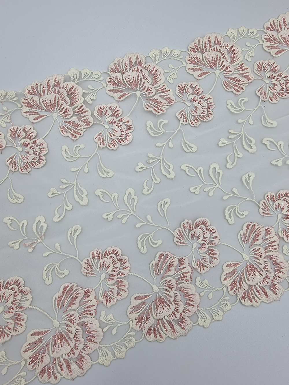 Вышивка на сетке молочный/розовый люрекс К803 24 см