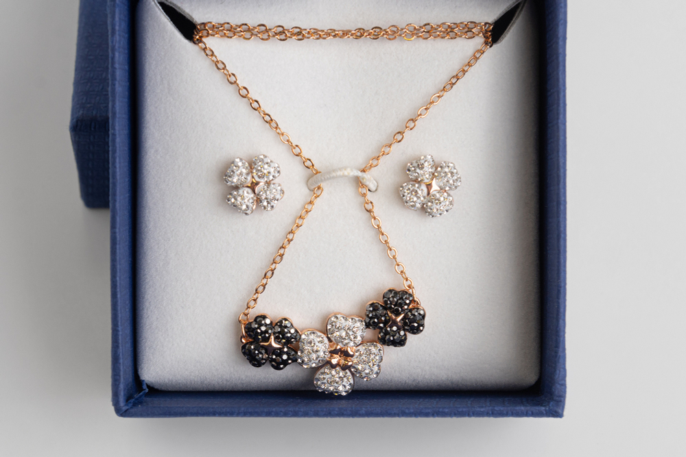 Комплект Swarovski из серег-пусетов и колье с клеверами, украшенными кристаллами