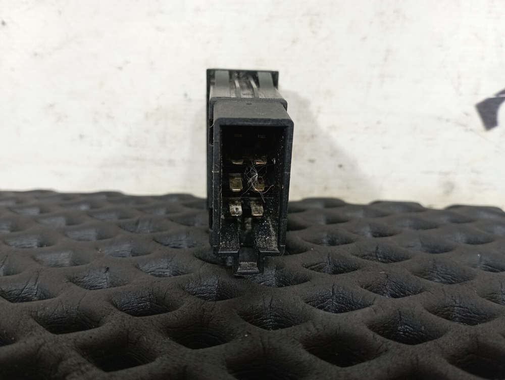 Кнопка переключения топливных баков