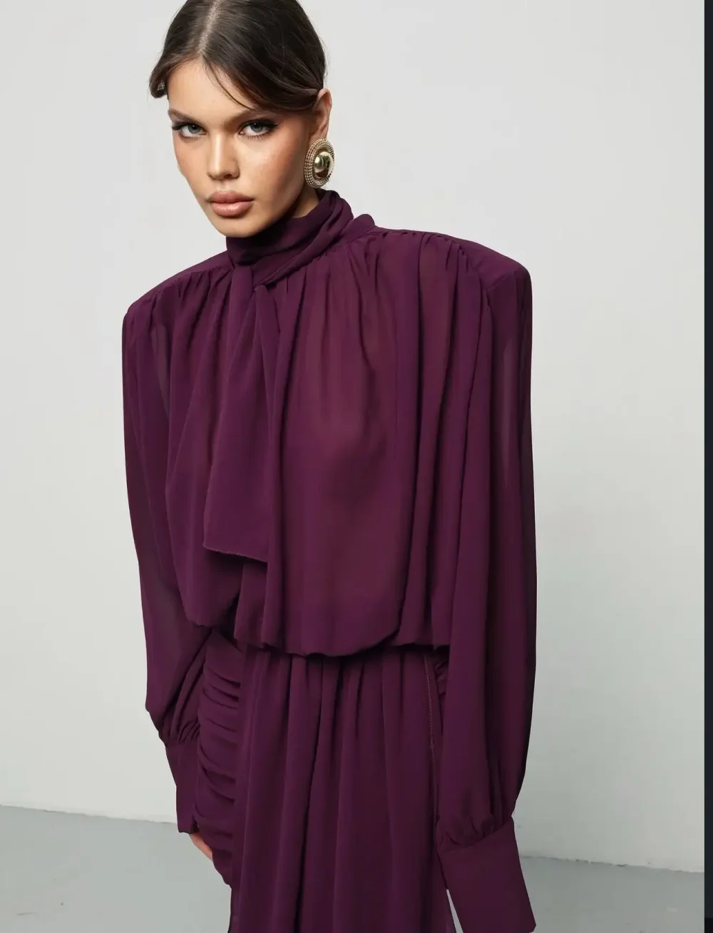 Платье с драпировкой и объемными плечами, Фиолетовое