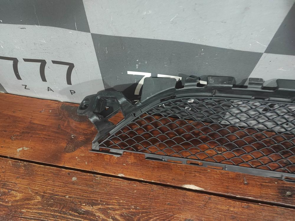 Решетка переднего бампера AMG Mercedes C W205 14-18 Б/У Оригинал A2058852123