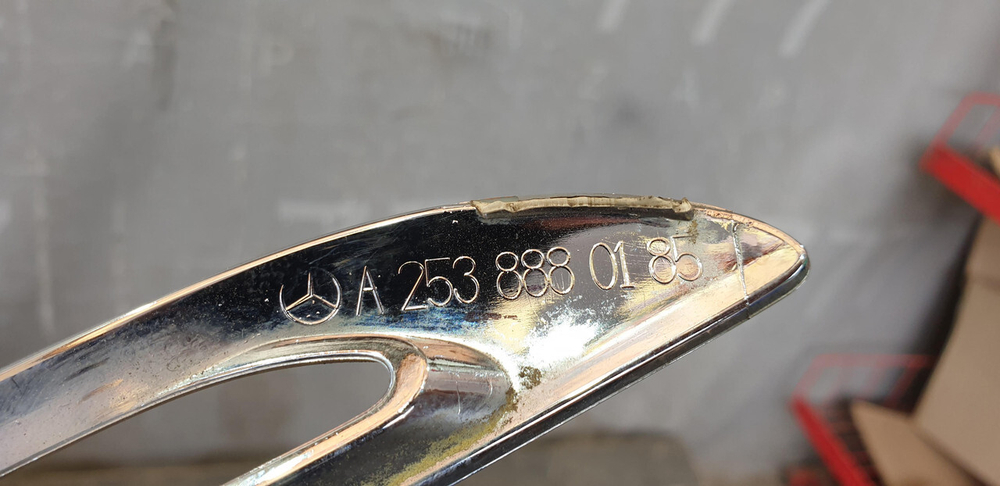 Молдинг решетки радиатора Mercedes GLC (X253) 15-19 Б/У Оригинал A2538880185