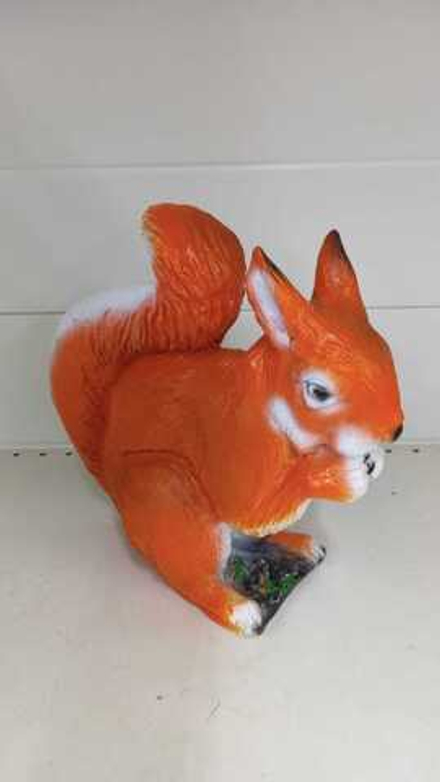 Белка сидит (F08470)