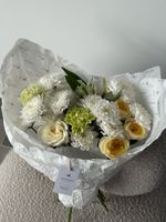 Букет сборный из хризантемы, альстромерии, кустовых пионовидных роз и диантусов