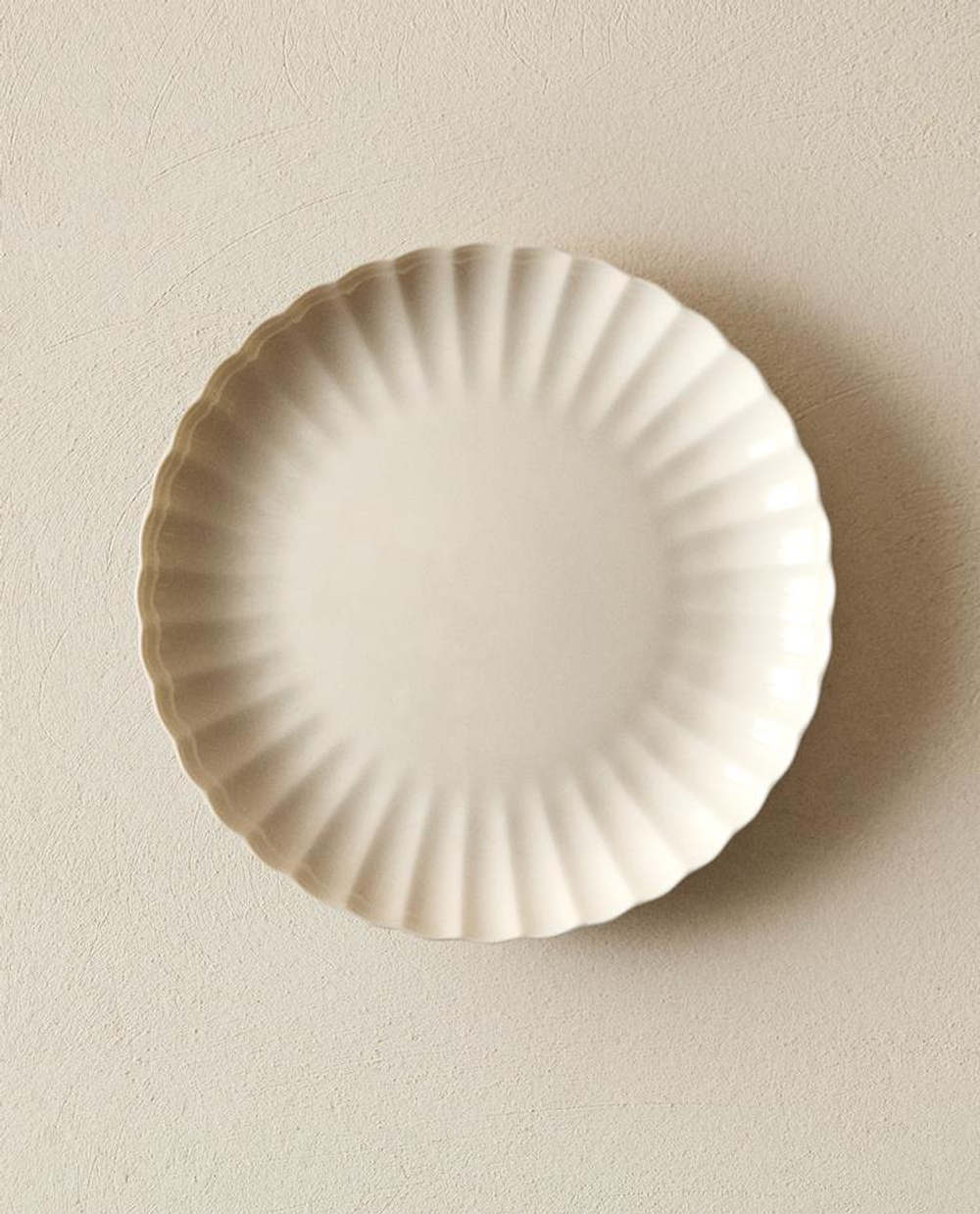 ZARA HOME ДЕСЕРТНАЯ ТАРЕЛКА ИЗ ФАРФОРА С ВОЛНИСТОЙ КРОМКОЙ, БЕЛЫЙ