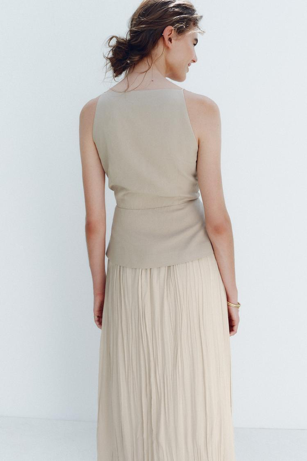 ZARA ПЛАТЬЕ МИДИ С ПЛИССИРОВАННОЙ ЮБКОЙ, БЕЖЕВЫЙ