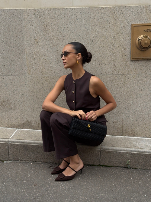 Жилет удлиненный с острыми бортами темно-коричневый