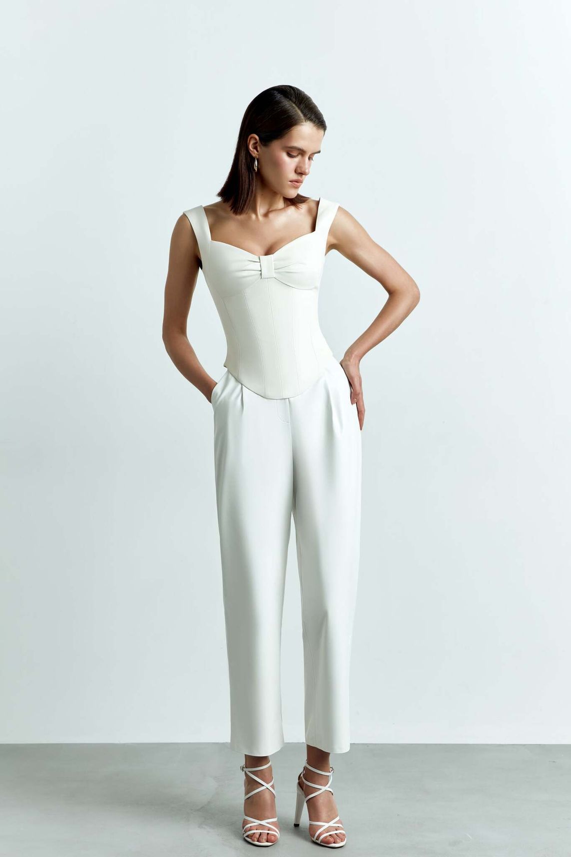 Укороченные брюки на завышенной талии