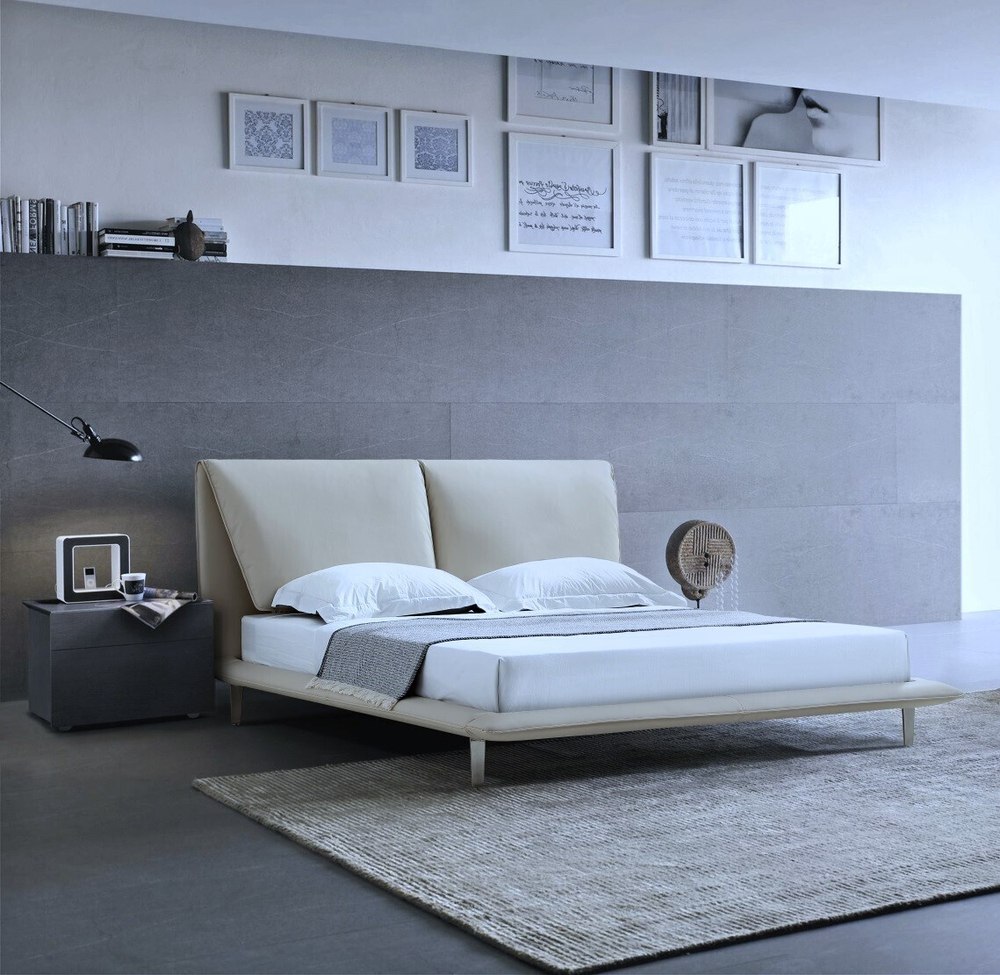 Двуспальная кровать на ножках John-John