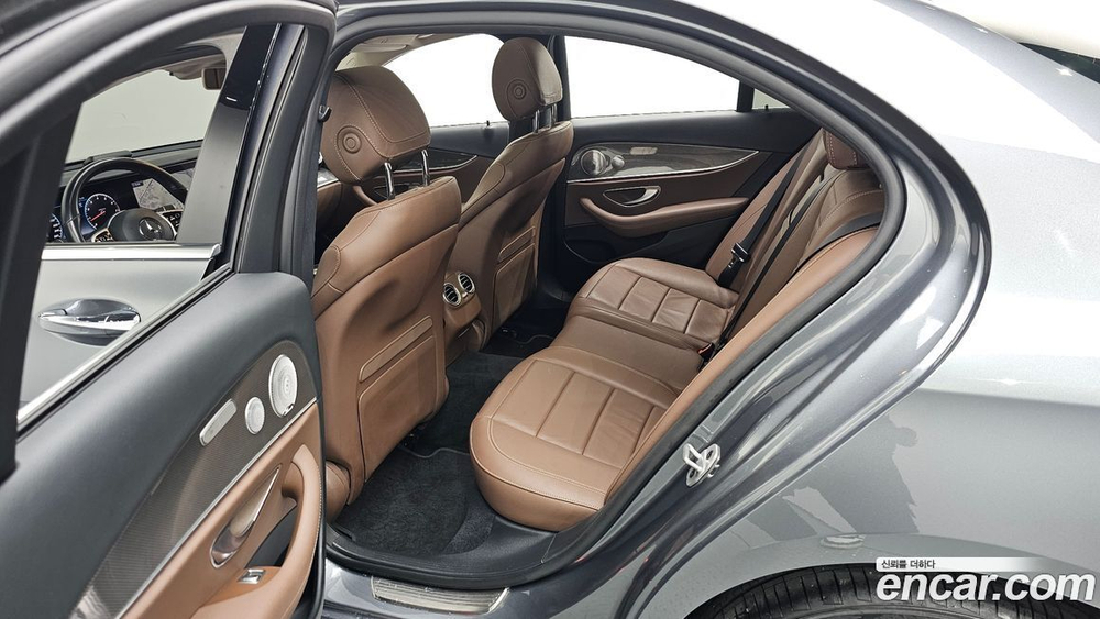 Mercedes-Benz E-Class W213 E300 4MATIC AMG Line (01.2020)