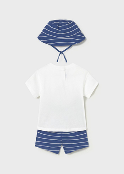 футболка с шортами и панамкой