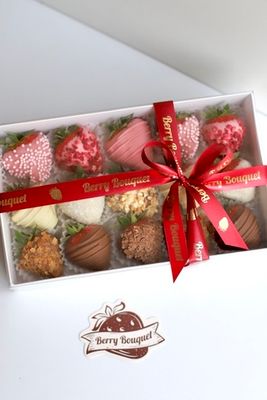 Клубничное ассорти в шоколаде "Маме"