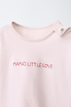 ZARA НАБОР ИЗ ТРЕХ ФУТБОЛОК С СЕРДЦАМИ И ВЫШИТЫМ ТЕКСТОМ, РОЗОВЫЙ