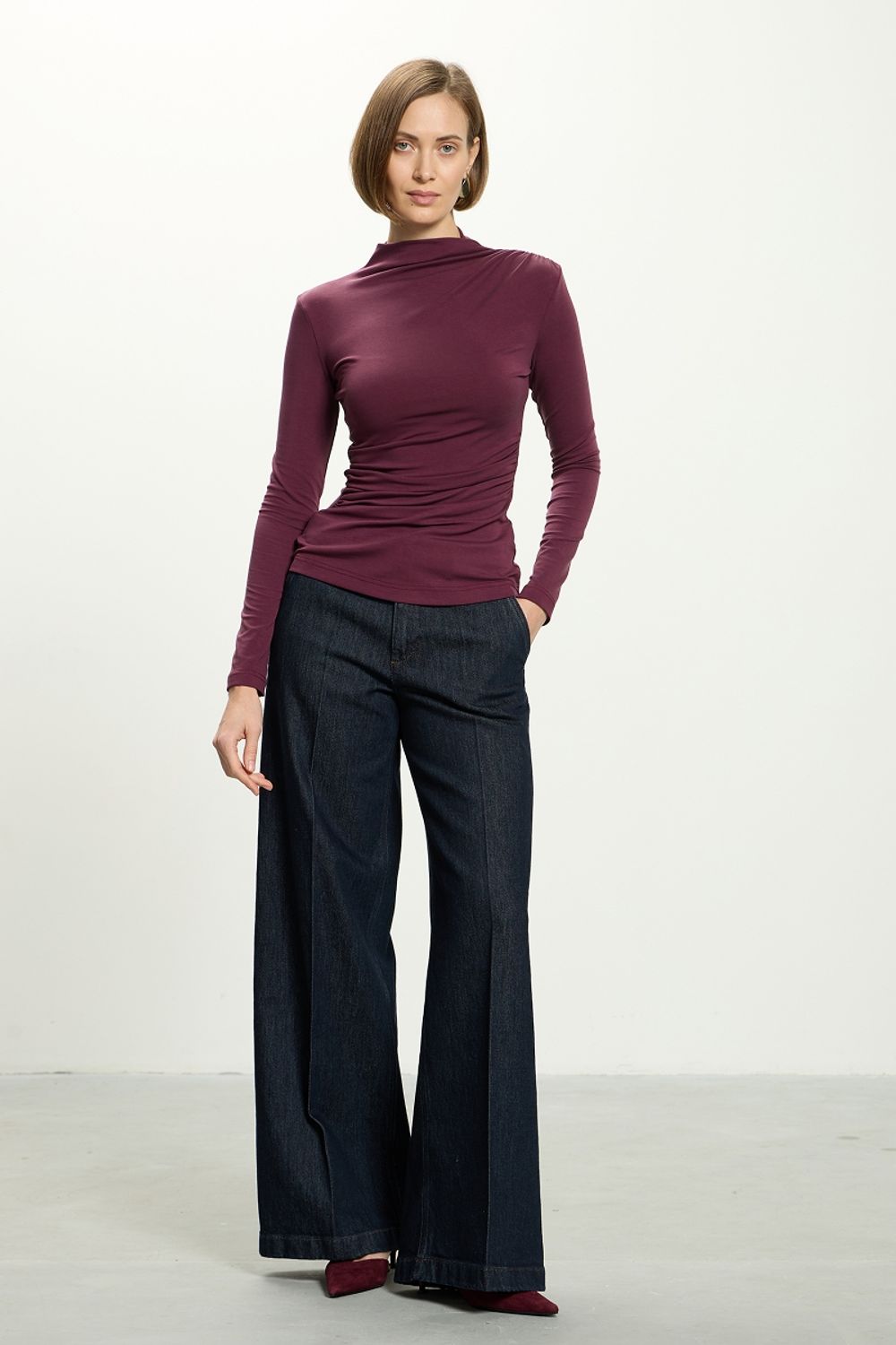 Лонгслив с драпировкой бордовый