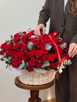 Цветочная корзина из красных кустовых роз и эвкалипта размер XL