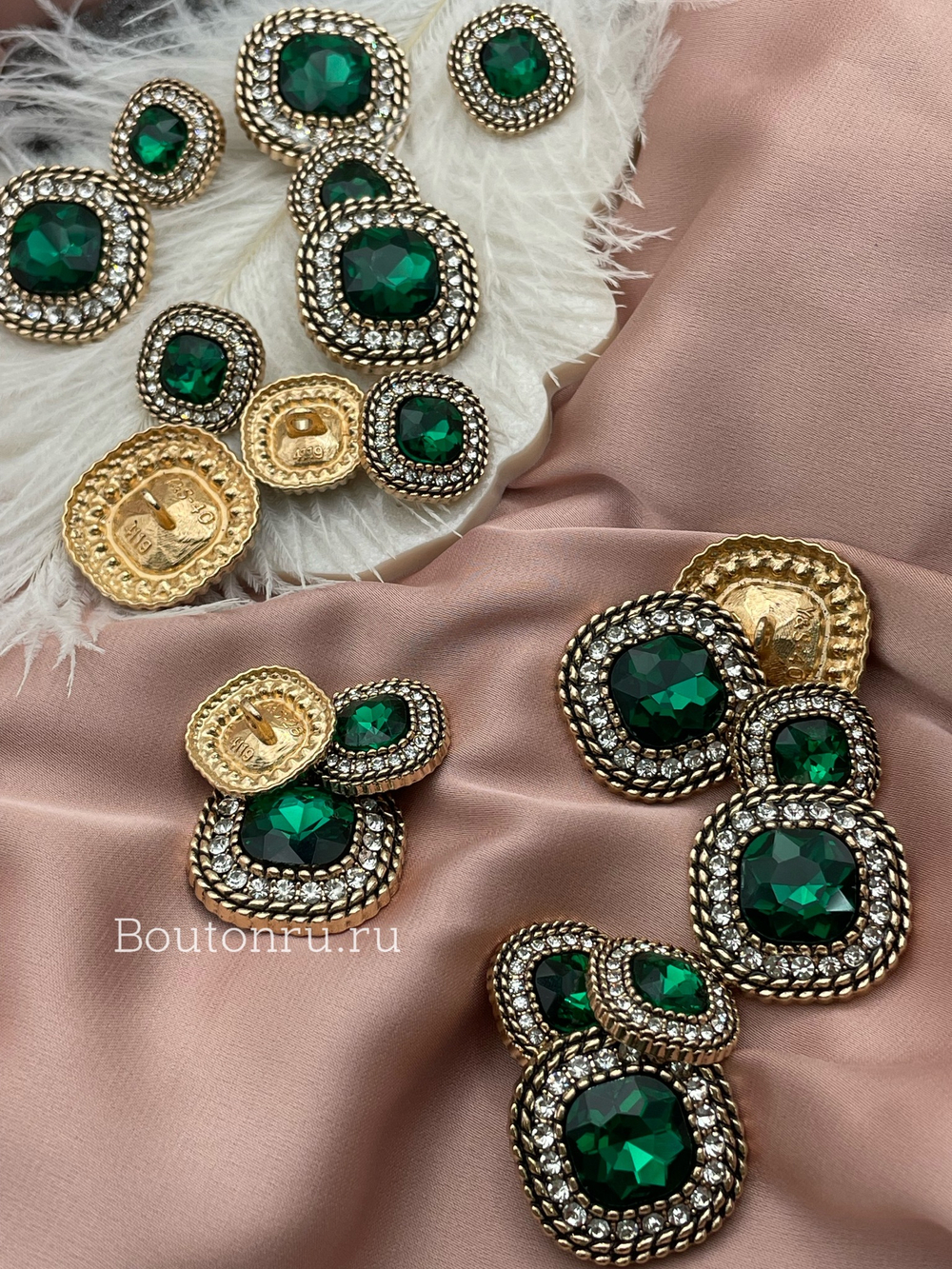 Пуговицы Квадрат золотые зеленые (изумрудные) со стразами и косичкой