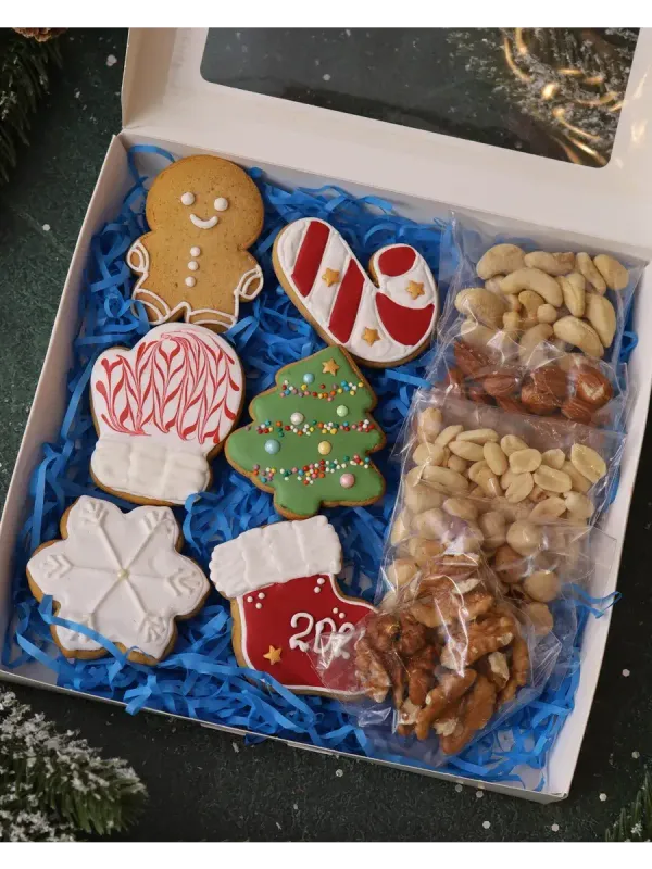 Новогодний набор пряников и орехов