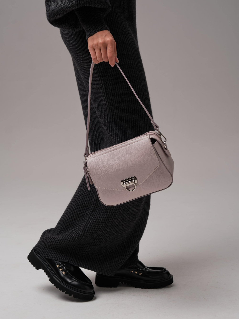 Сумка кожаная через плечо розовый дым