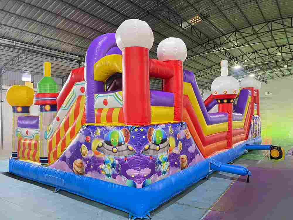 Коммерческий надувной батут «Инопланетяне», 10*5*3,5 м