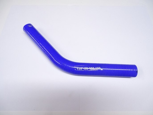 Патрубок угловой силикон 135,d20,L150x150, 3 нити стенка (4мм) (CARUM)