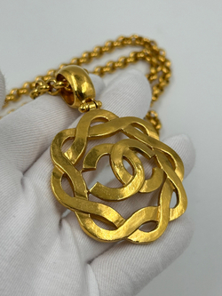 Кулон Chanel с логотипом