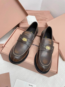 Женские кожаные лоферы Miu Miu коричневого цвета