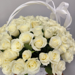 101 белая роза в корзине