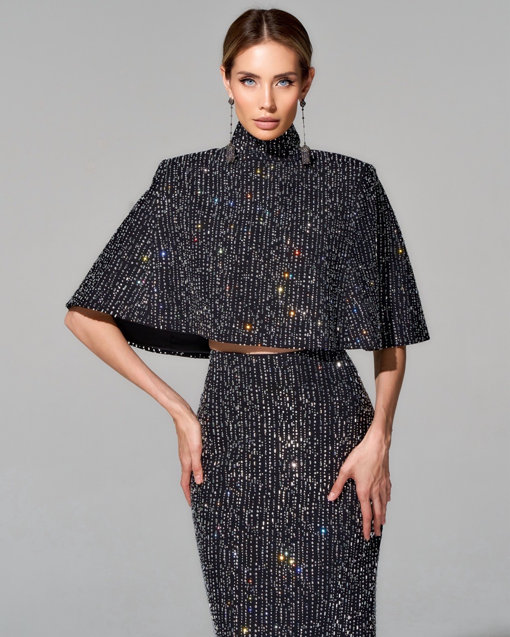 Укороченный кейп с отделкой кристаллами Swarovski