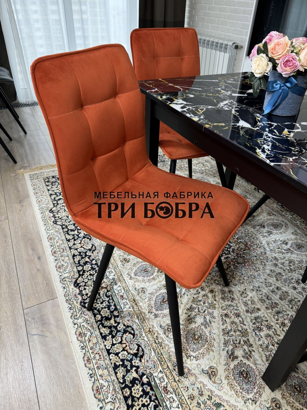 Стеклянный раздвижной стол "Черный мрамор" и стулья "ГУЧИ" оранжевый