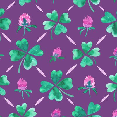 Счастливый клевер на пурпурном