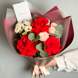 Букет с французской розой Нина, кустовой розой Бомбастик и Сантини  291020251