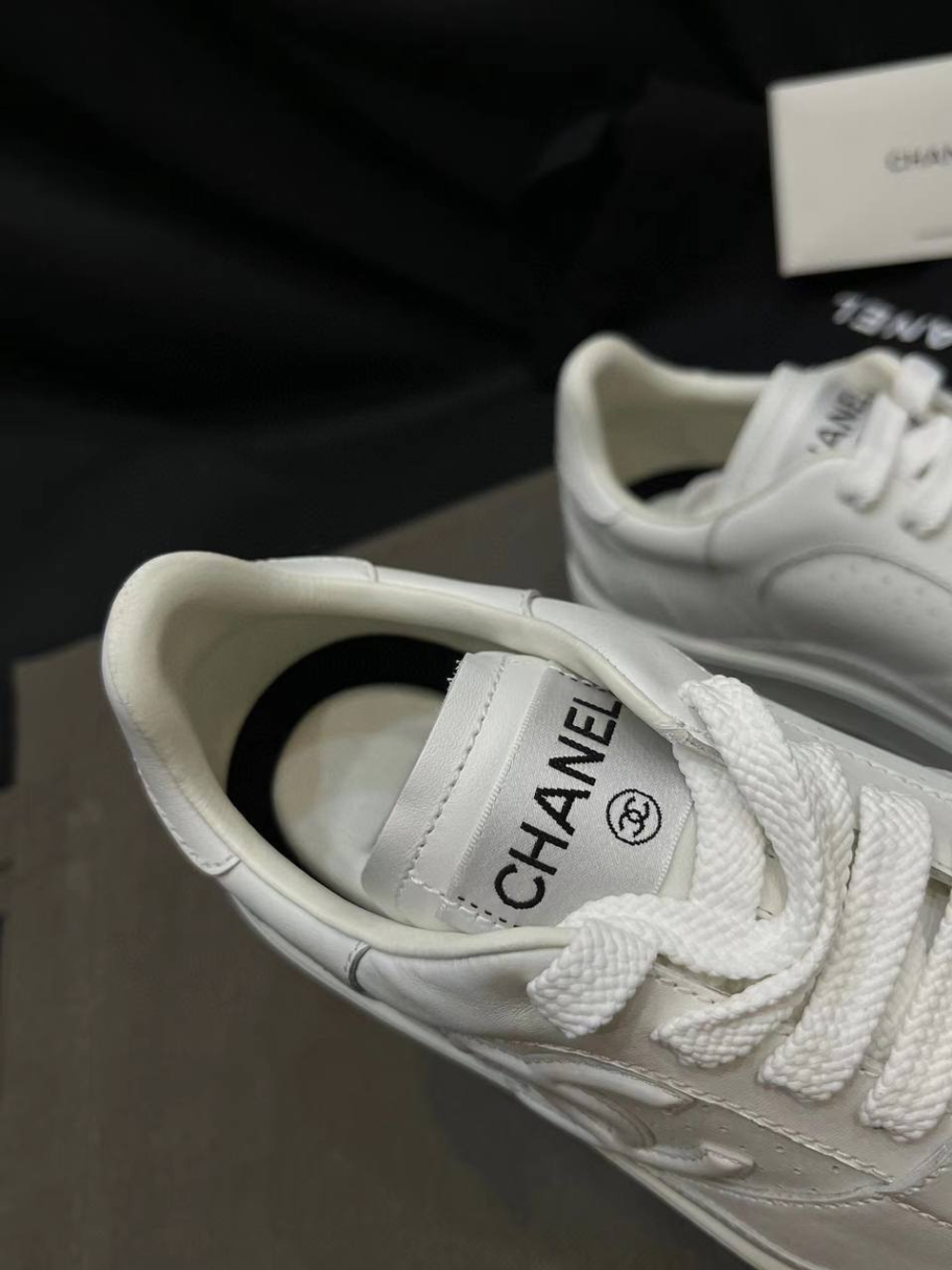 Женские кроссовки Chanel белого цвета с объемным логотипом