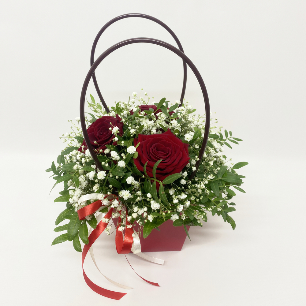 Розы с гипсофилой