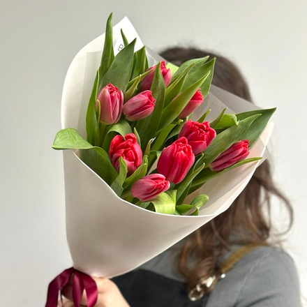 Букет из 9 красных пионовидных тюльпанов в упаковке. Букет 1092.
